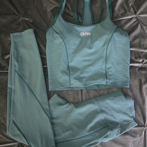 Old Navy Women's Teal Sports Bra and Leggings Set - Picture 1 of 1